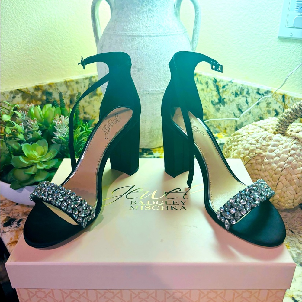NEW Beautiful Badgley Mischka Jewel High Heels Size 8